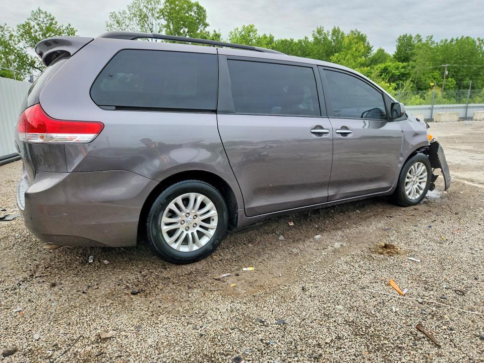 2014 Toyota Sienna xle 8-passenger
