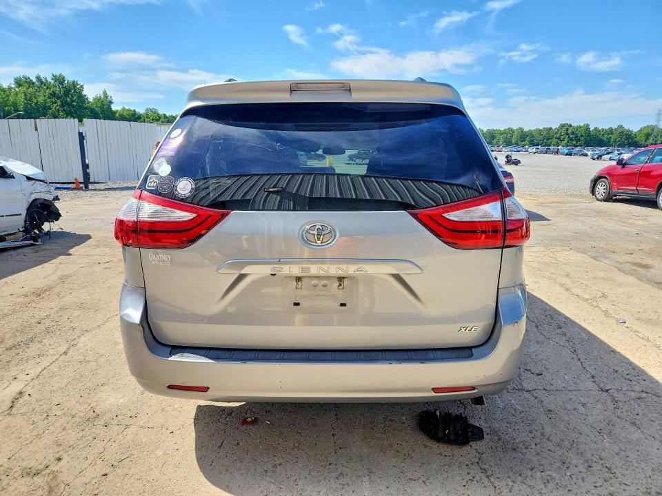 2016 Toyota Sienna xle 8-passenger