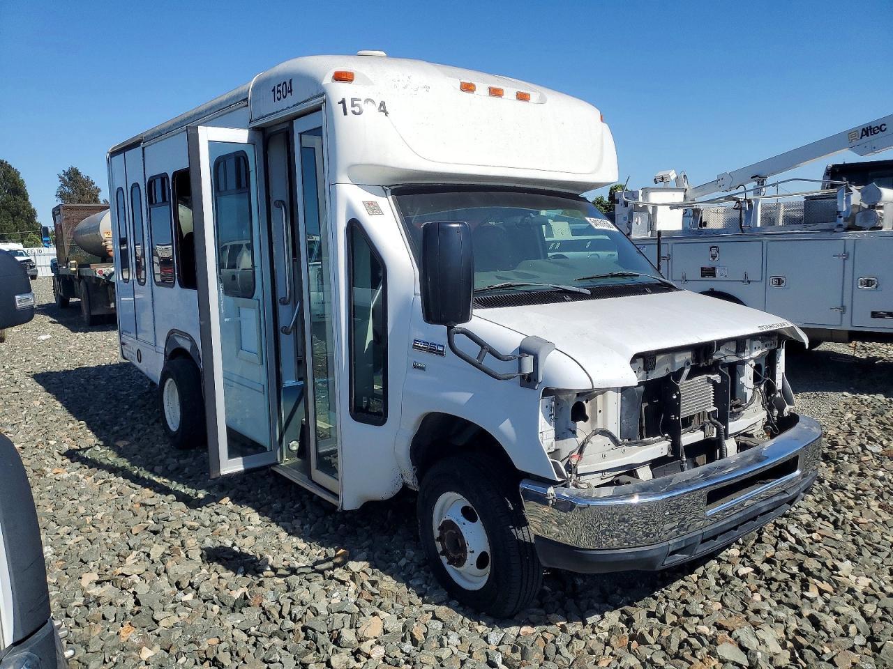 2013 Ford Econoline E350 Super Duty Cutaway Van
