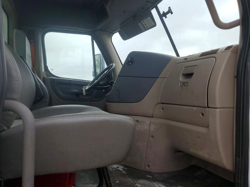 2019 Freightliner Cascadia 1-Semi Truck