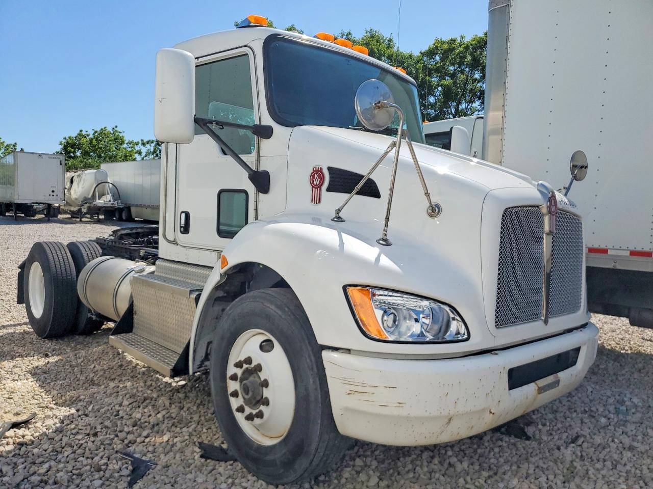 2016 Kenworth T330 Semi Truck