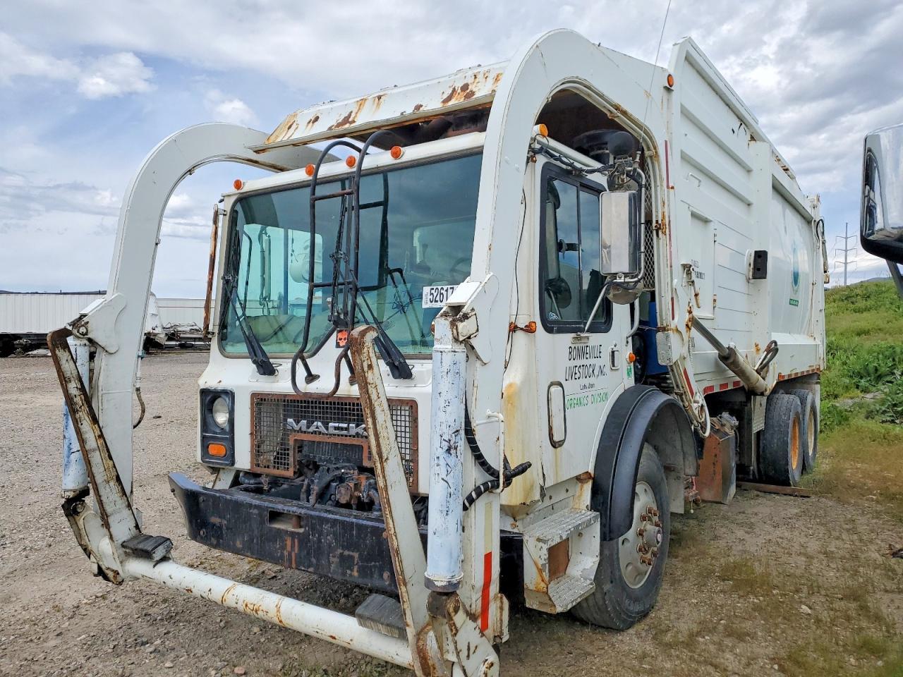 2001 Mack MR690S Refuse Truck