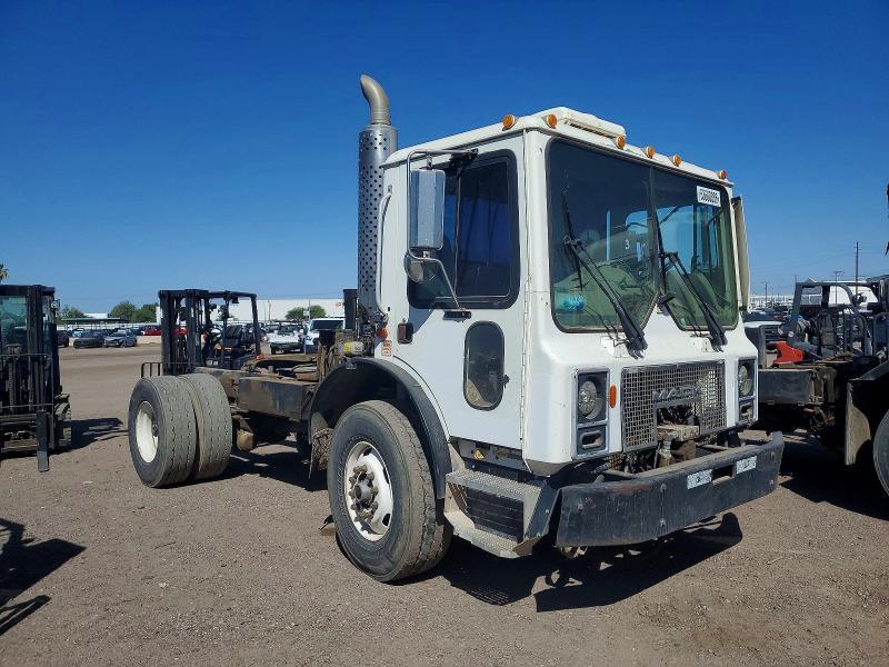 2005 Mack MR688P Semi Truck