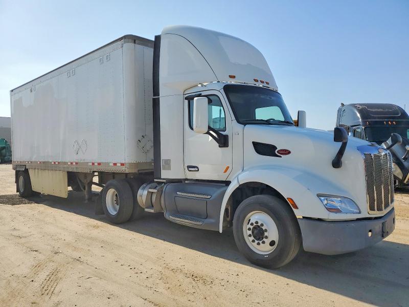 2017 Peterbilt 579 Semi Truck
