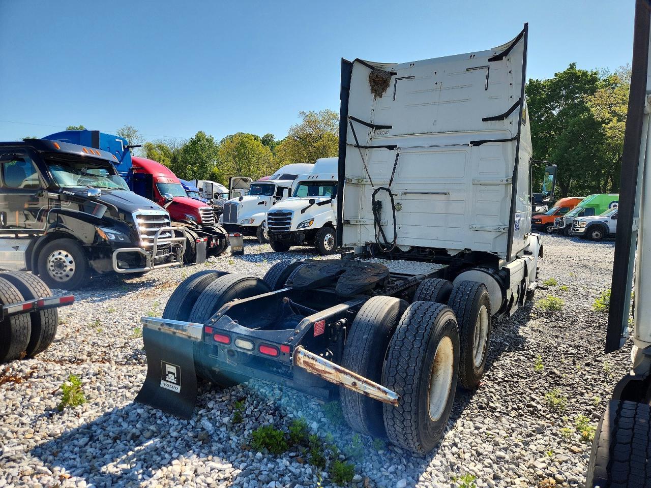 2014 Volvo VNL Semi Truck