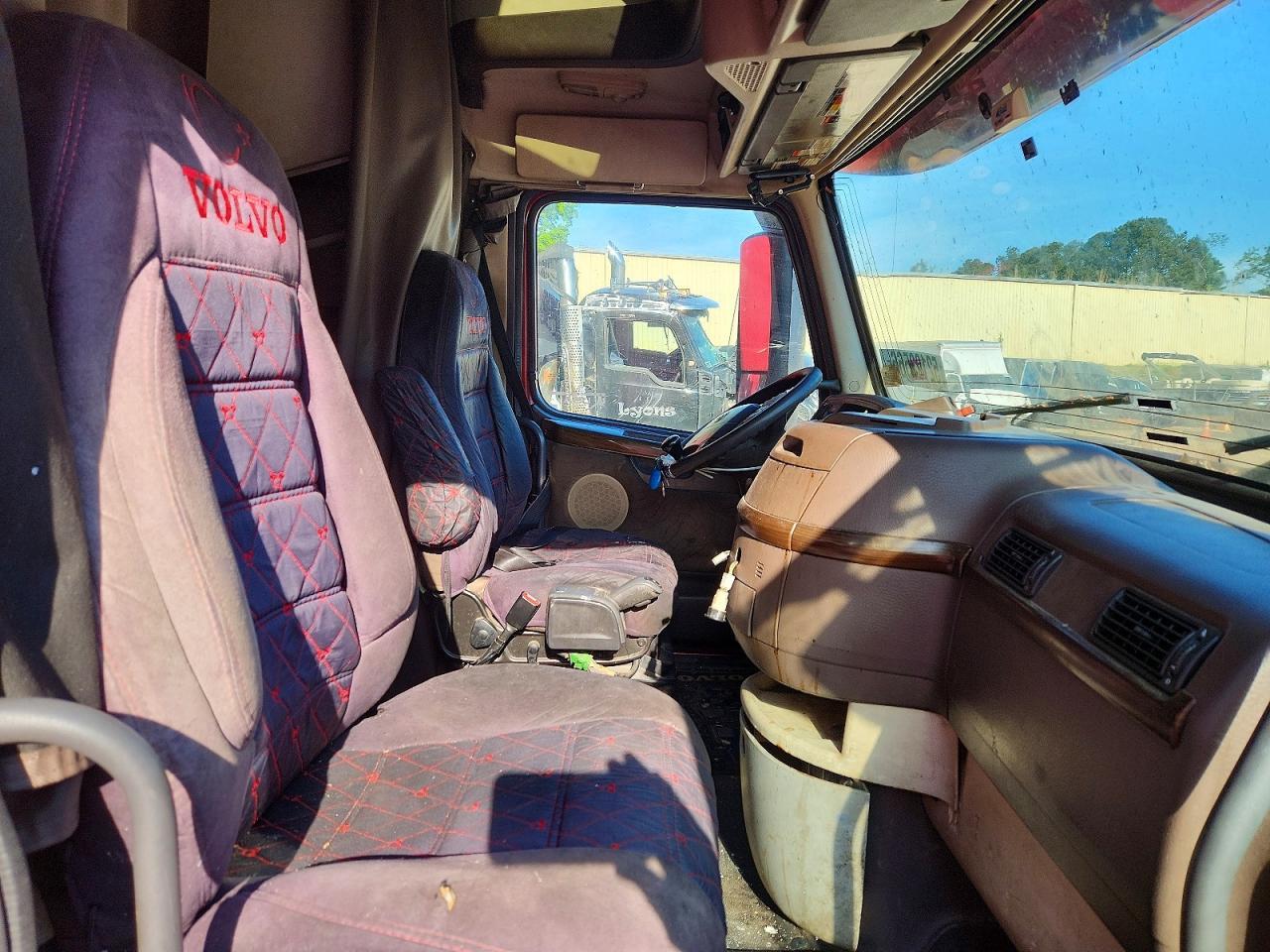 2015 Volvo VNL Semi Truck