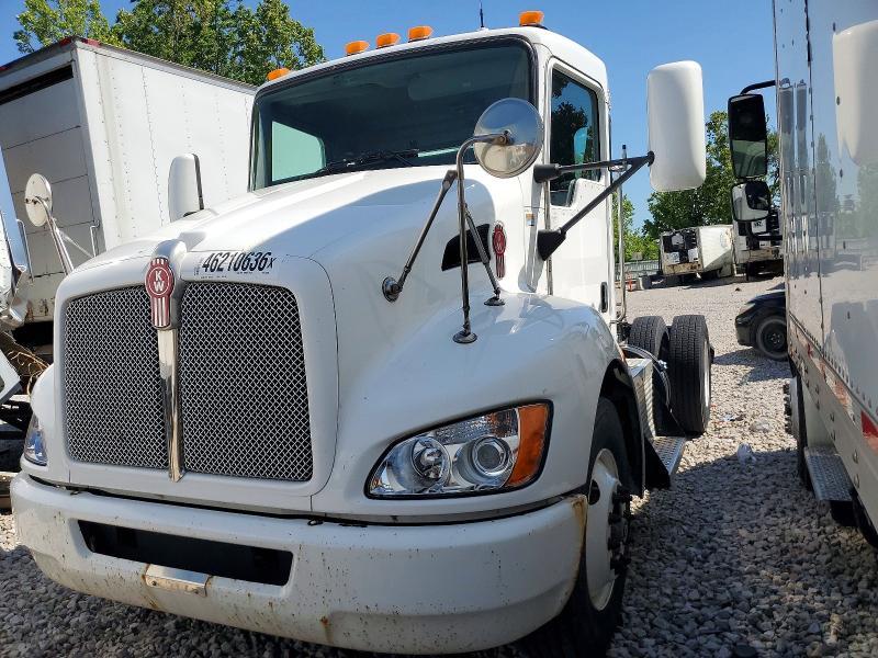 2016 Kenworth T330 Semi Truck