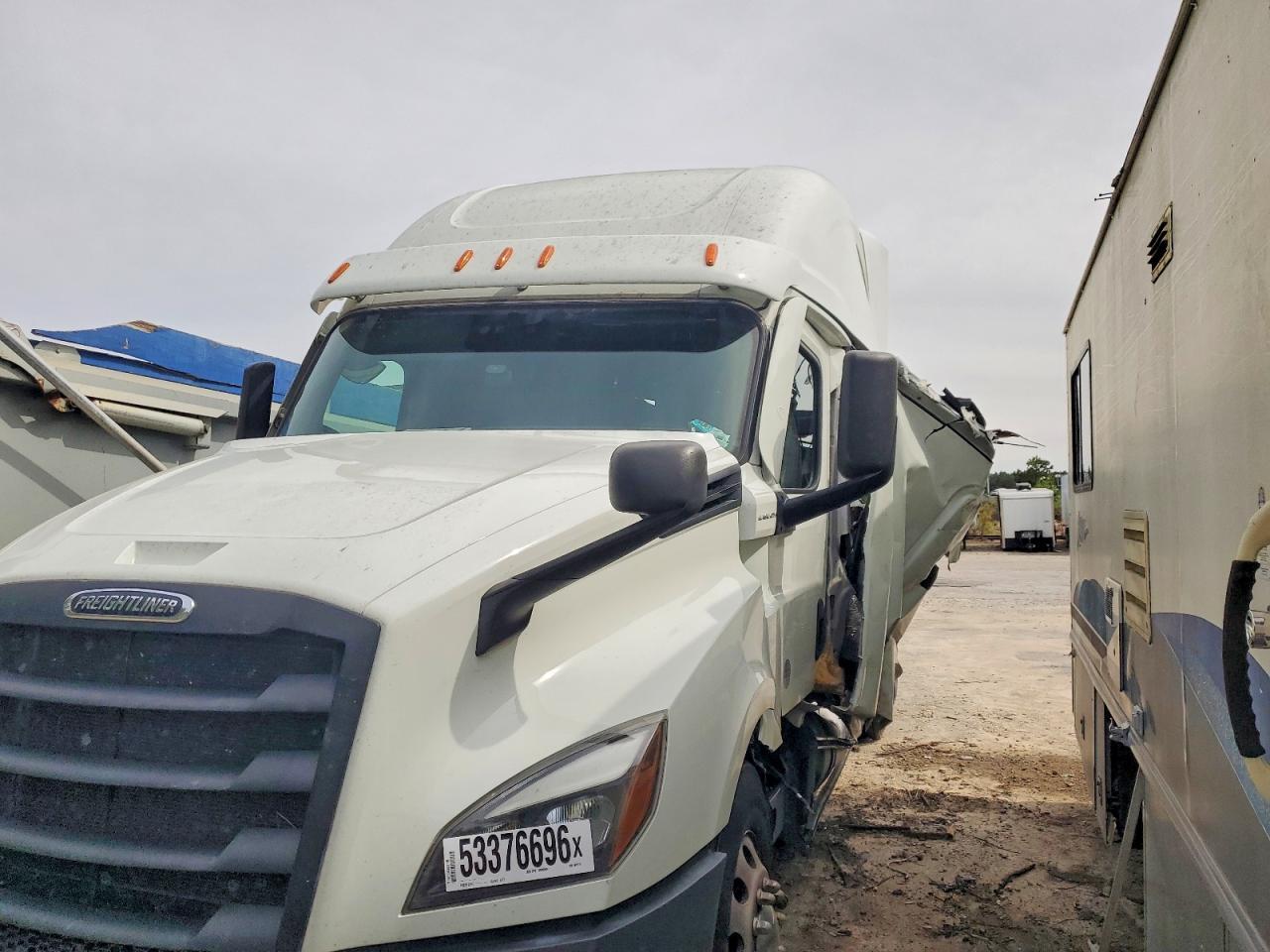 2021 Freigliner 2021 Freightliner Cascadia 126 Semi Truck