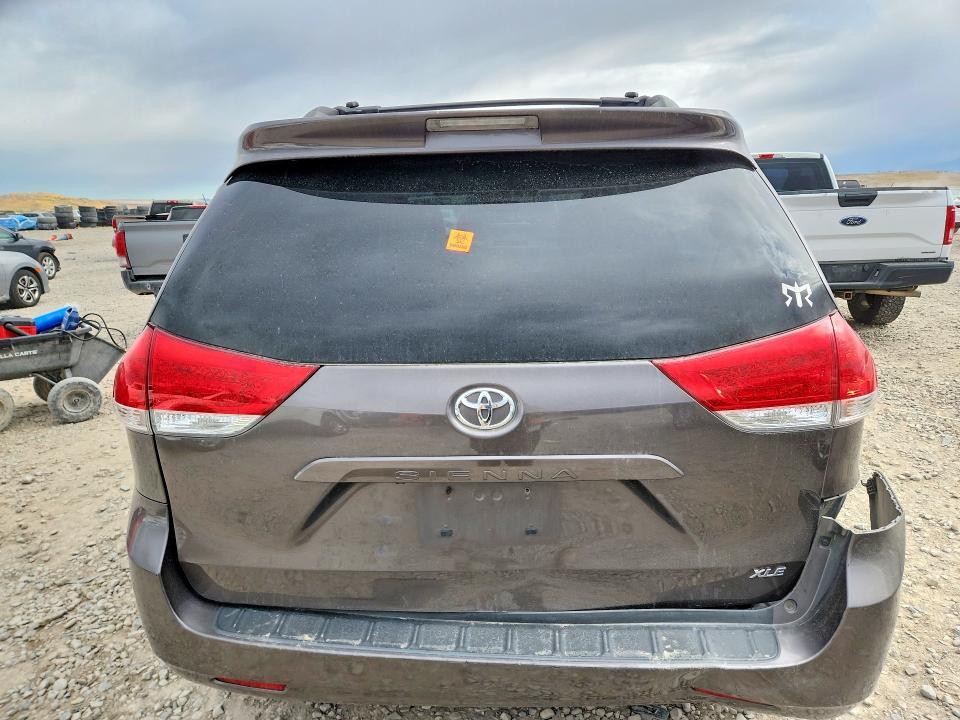 2013 Toyota Sienna xle 8-passenger