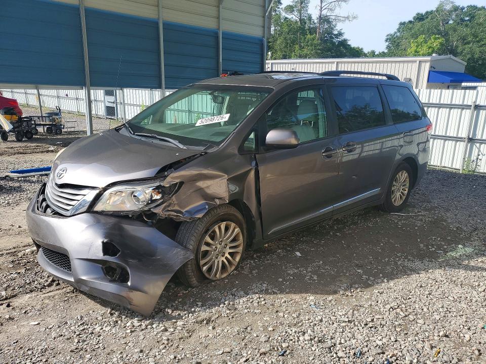 2013 Toyota Sienna xle 8-passenger