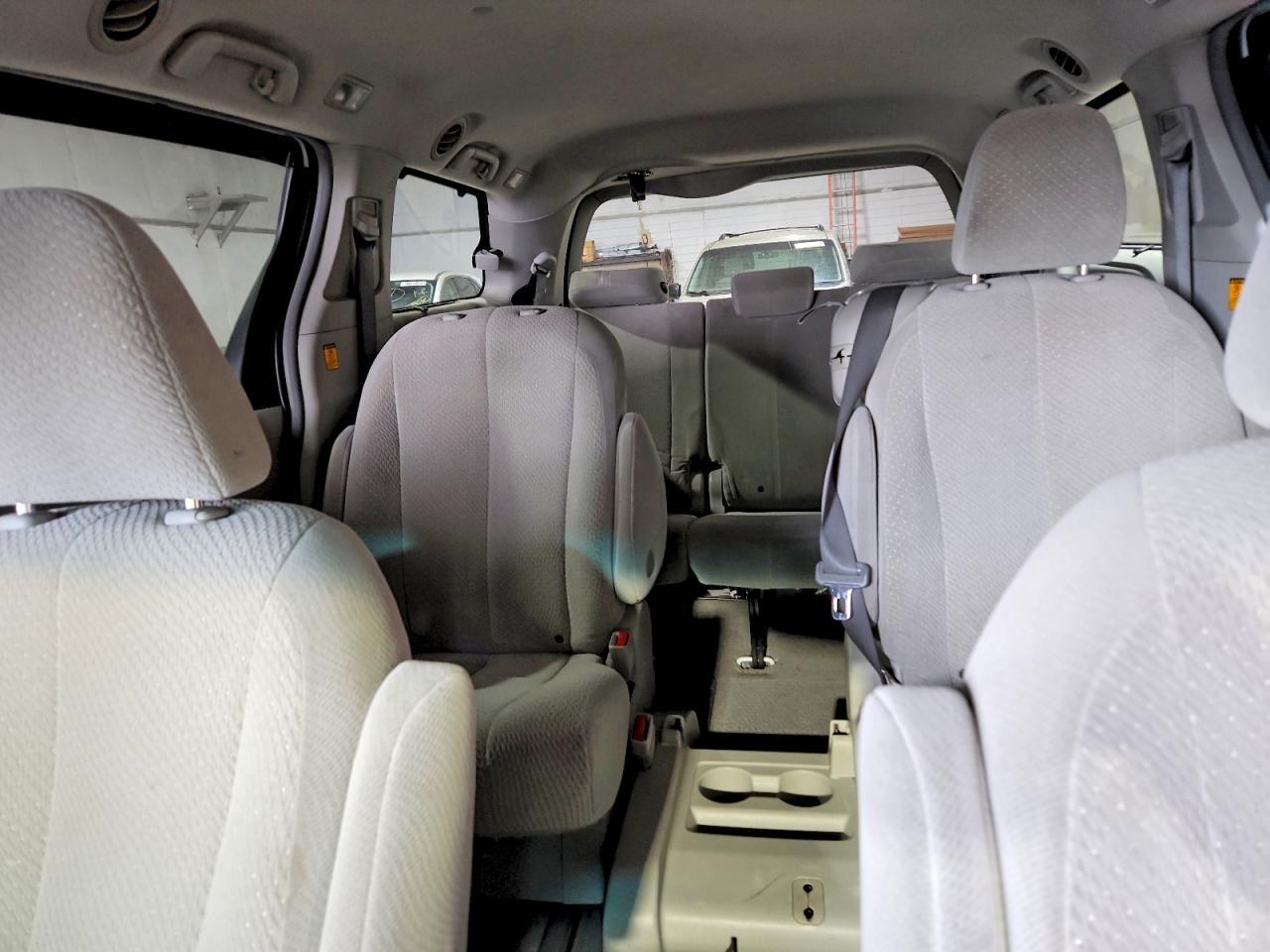 2011 Toyota Sienna le