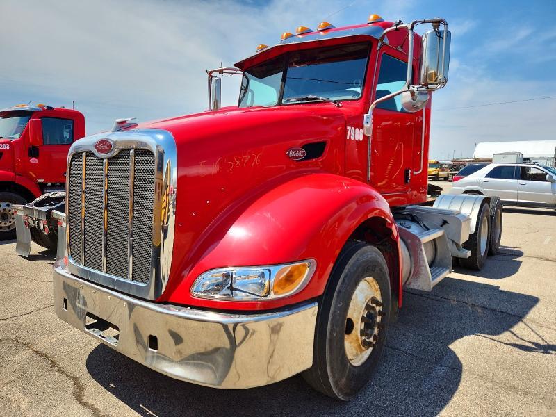 2015 Peterbilt 385 Semi Truck