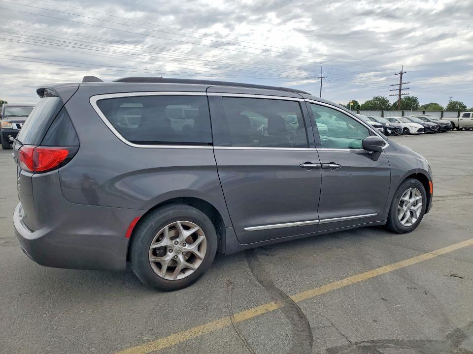 2017 Chrysler Pacifica Touring l