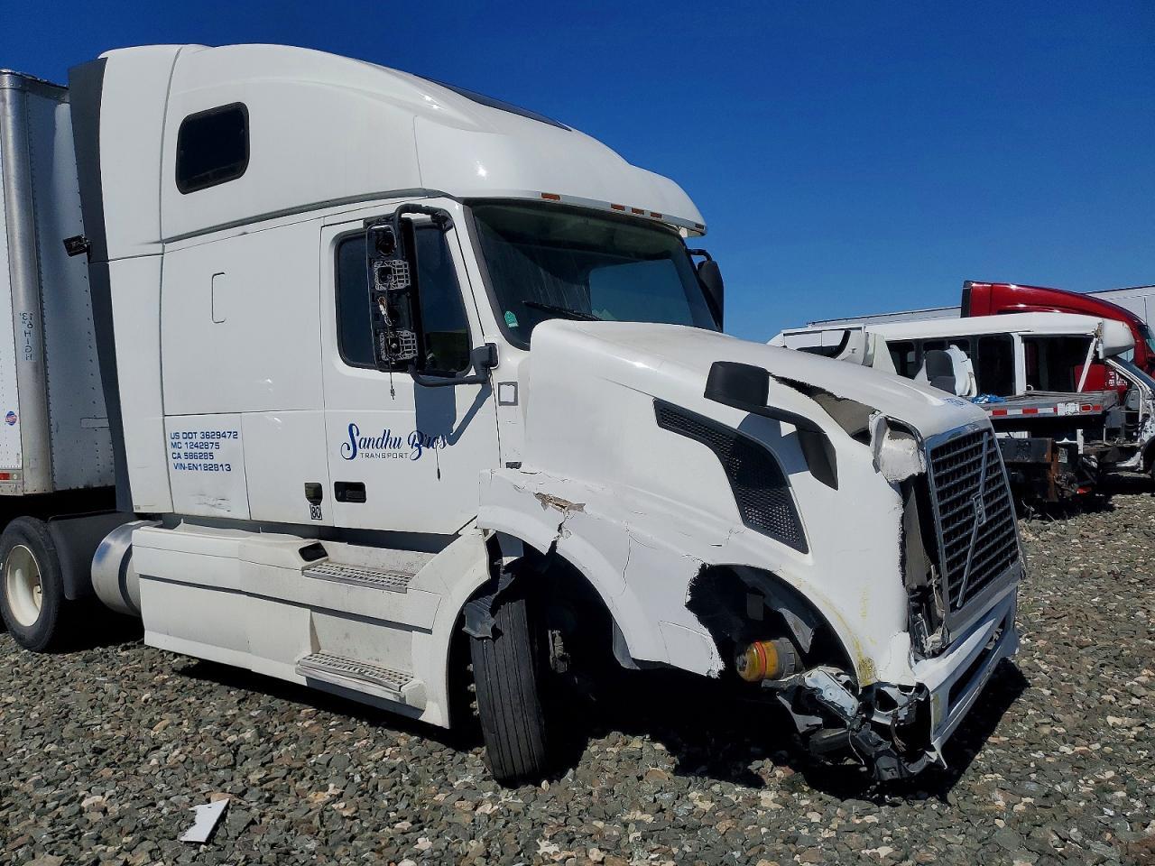 2014 Volvo VNL Semi Truck