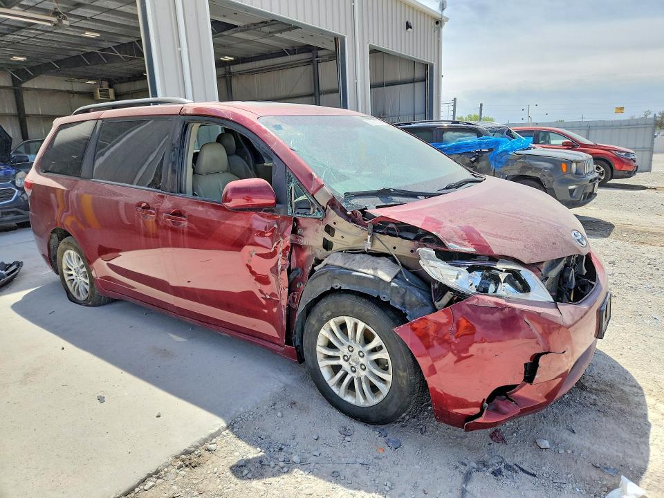 2012 Toyota Sienna xle 8-passenger