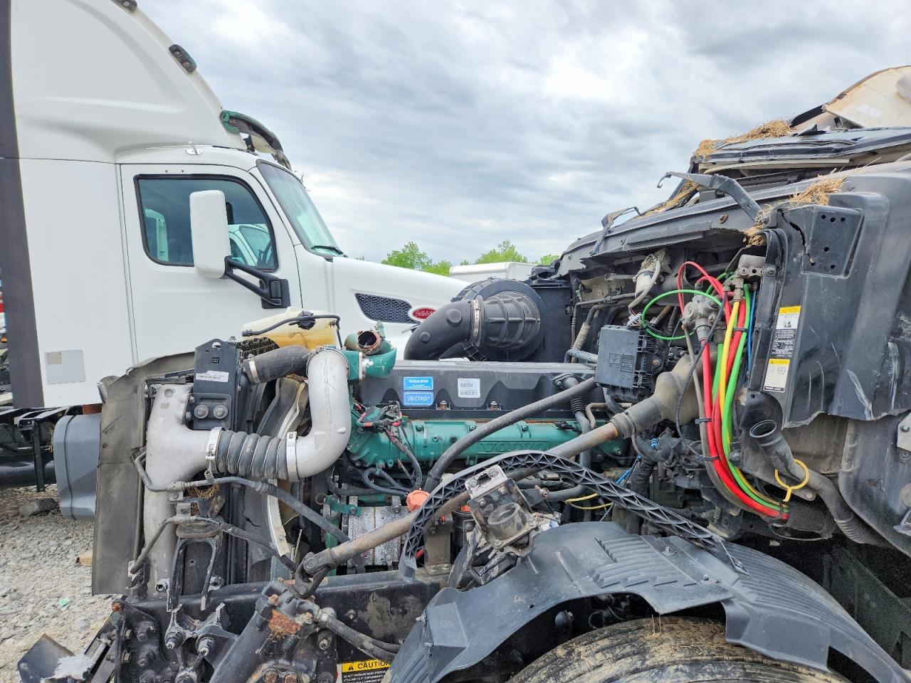 2014 Volvo VNL Semi Truck