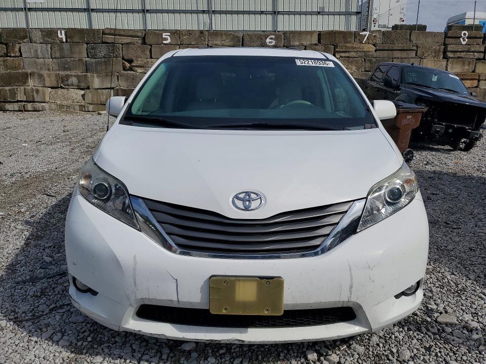 2012 Toyota Sienna xle 8-passenger