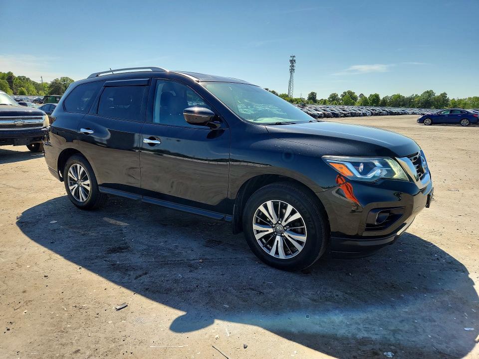 2017 Nissan Pathfinder sv