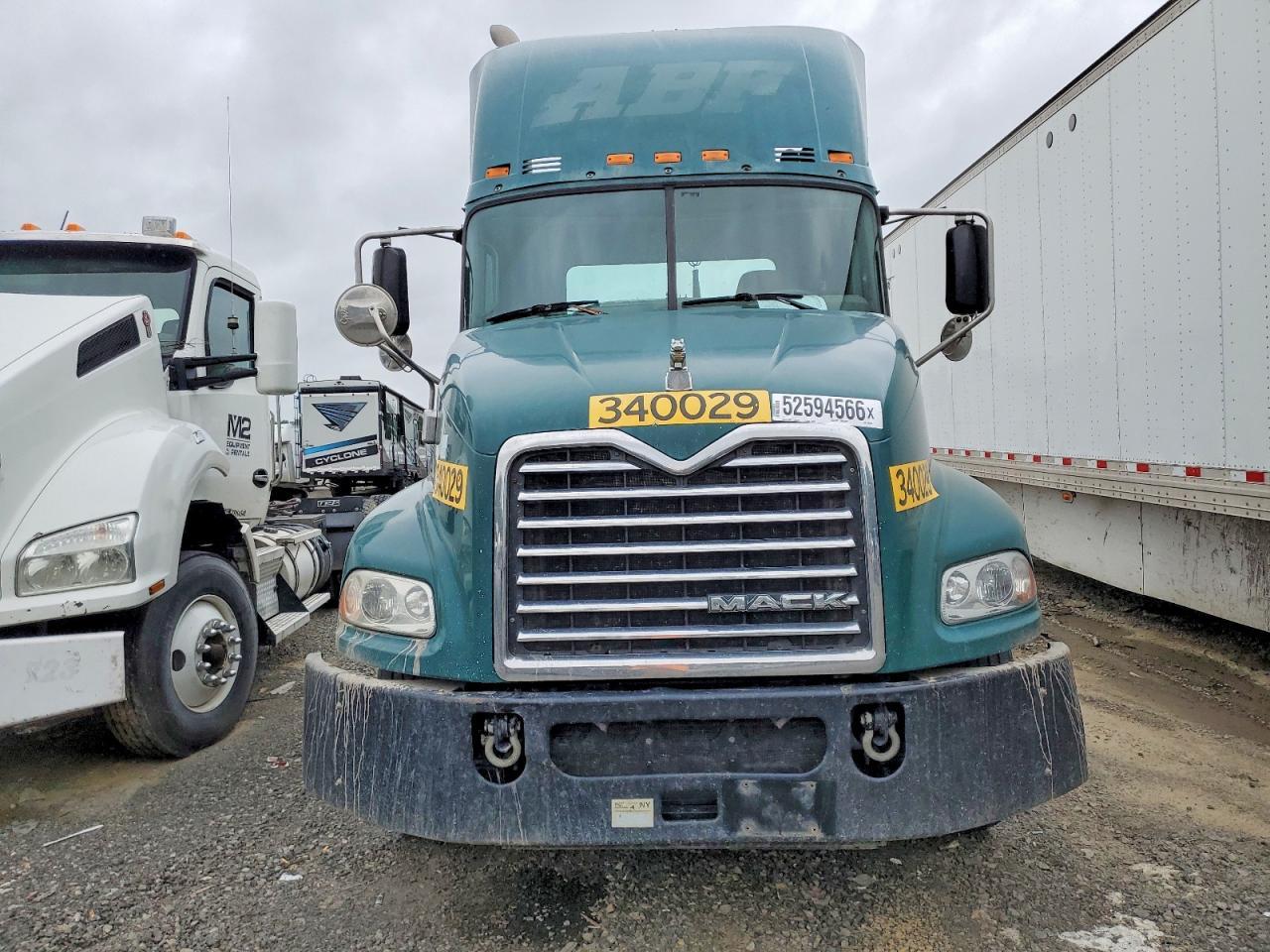 2015 Mack CXU612 Semi Truck