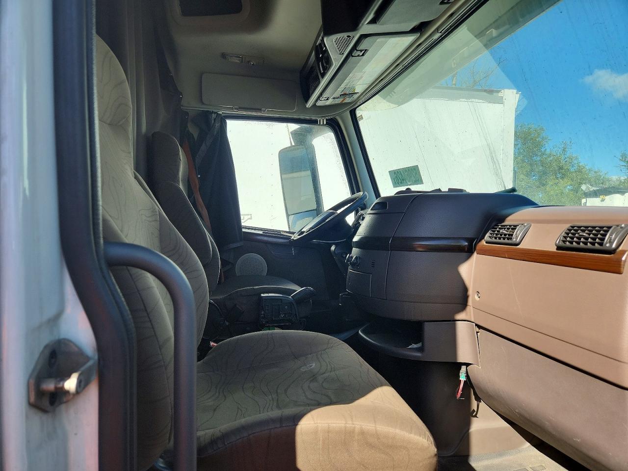 2015 Volvo VNL Semi Truck