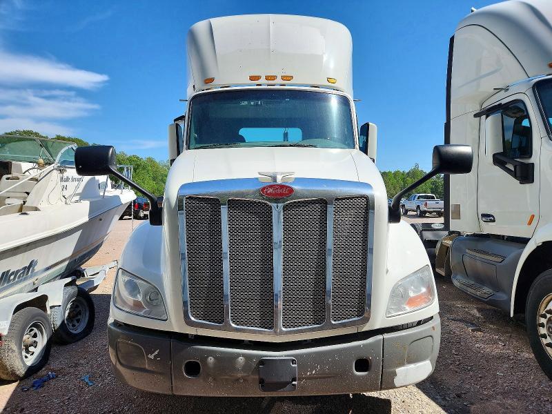 2017 Peterbilt 579 Semi Truck