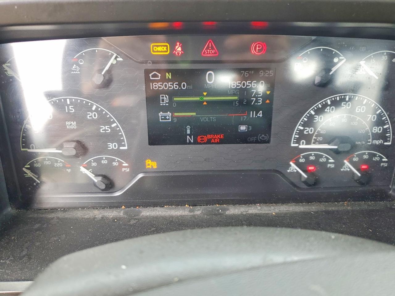 2025 Volvo VNR