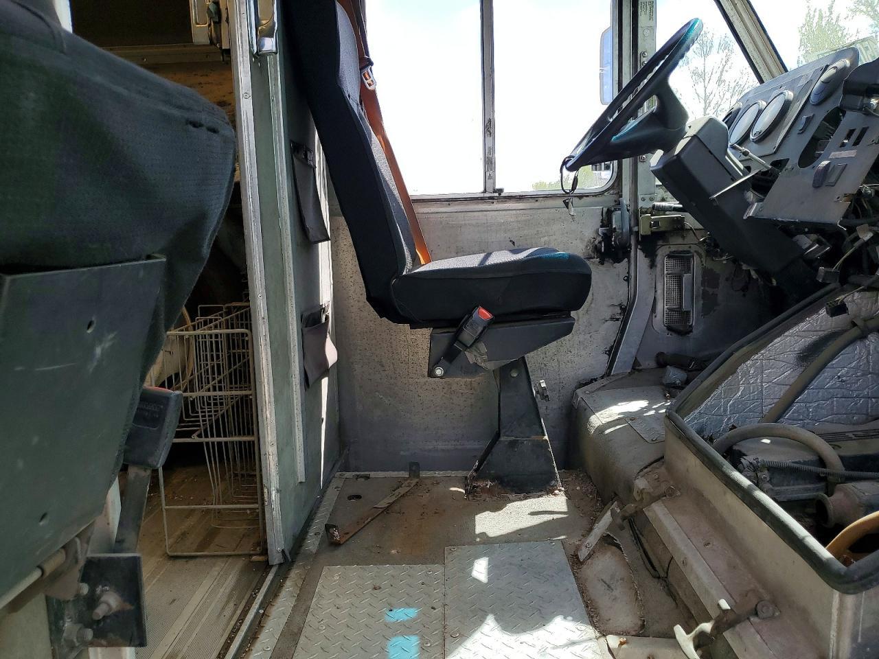 2006 Freightliner Chassis M Line WALK-IN Van