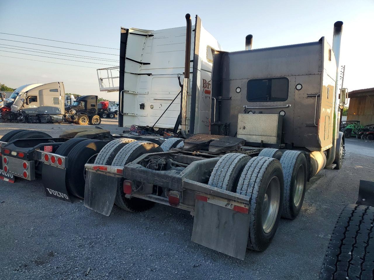 2004 Peterbilt 379 Semi Truck