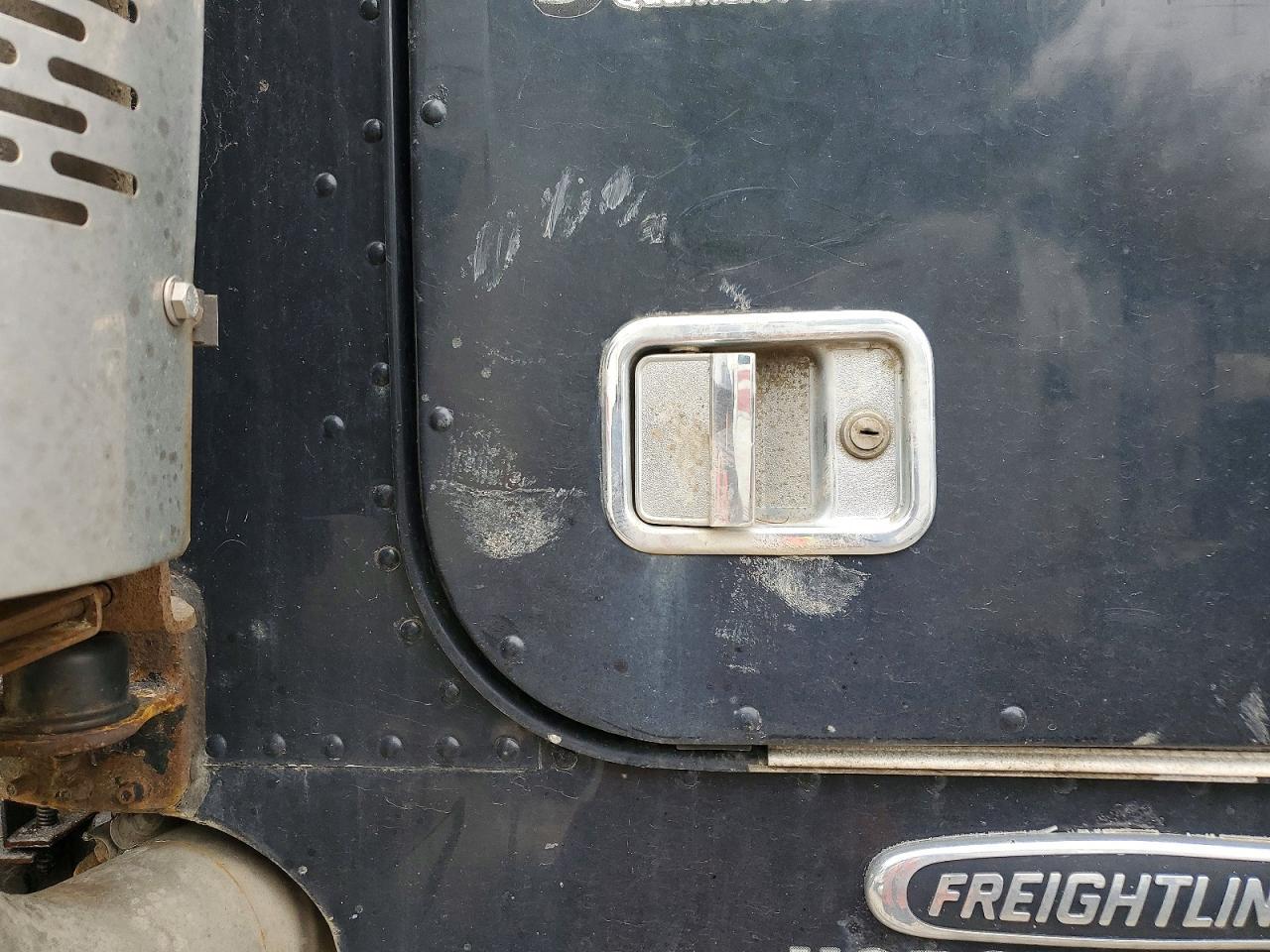 2007 Freightliner FLD120 Semi Truck