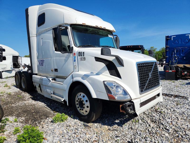 2014 Volvo VNL Semi Truck