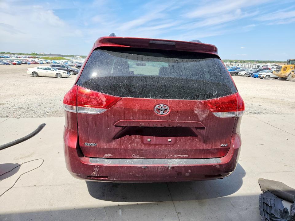 2012 Toyota Sienna xle 8-passenger