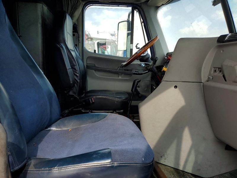 1998 Freigliner 1998 Freightliner FLC120 Semi Truck