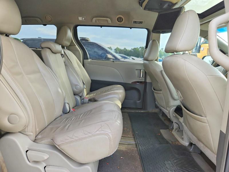 2014 Toyota Sienna xle 8-passenger