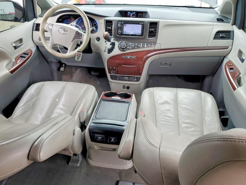 2012 Toyota Sienna xle 8-passenger