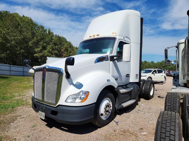 2017 Kenworth T680 Semi Truck