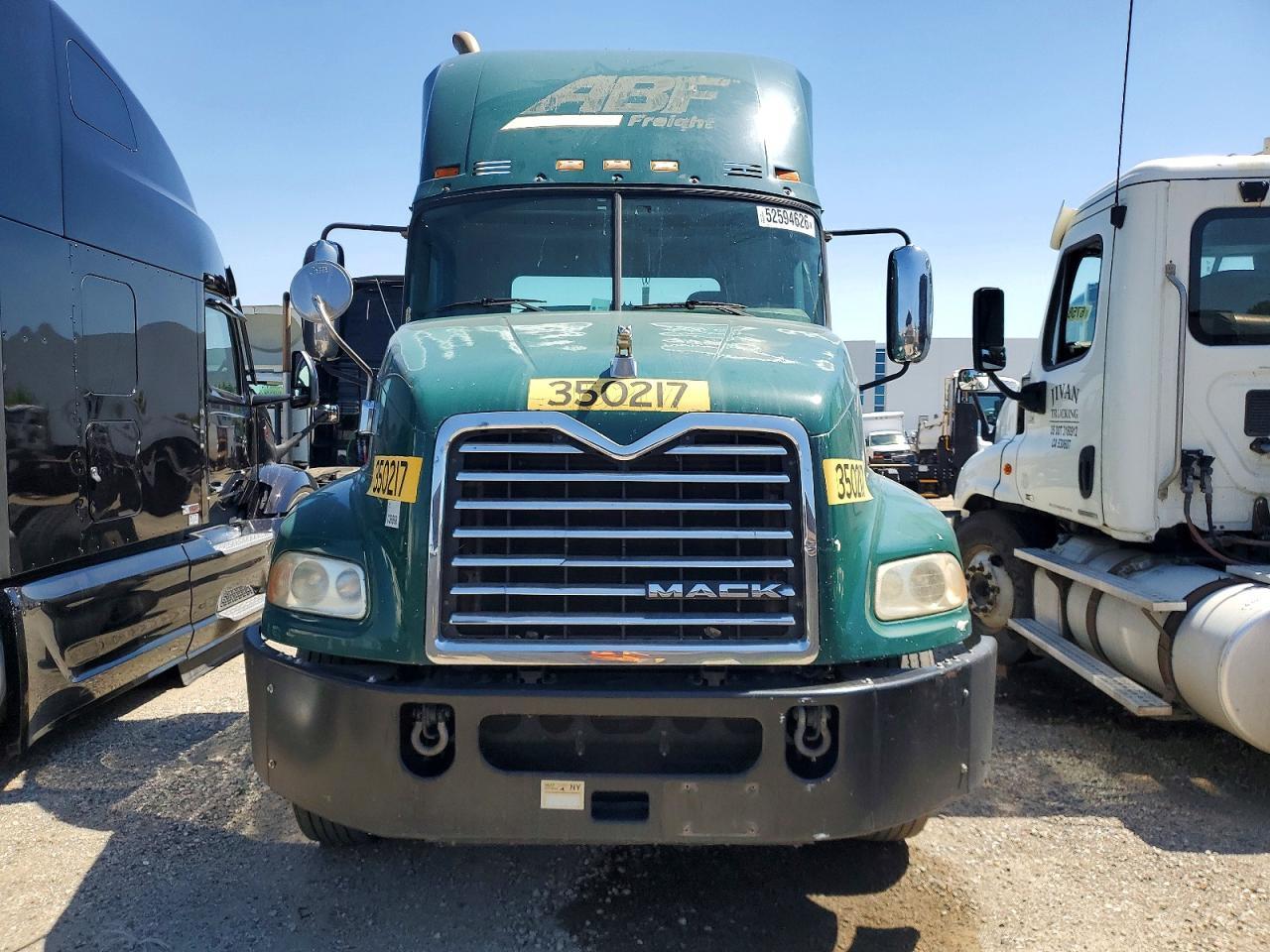 2016 Mack CXU612 Semi Truck