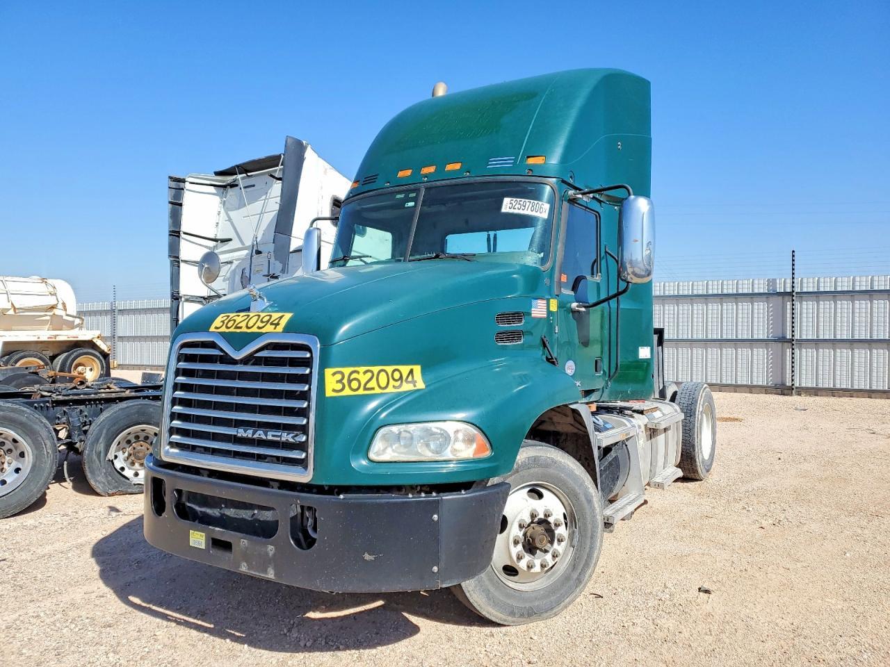 2017 Mack CXU612 Semi Truck