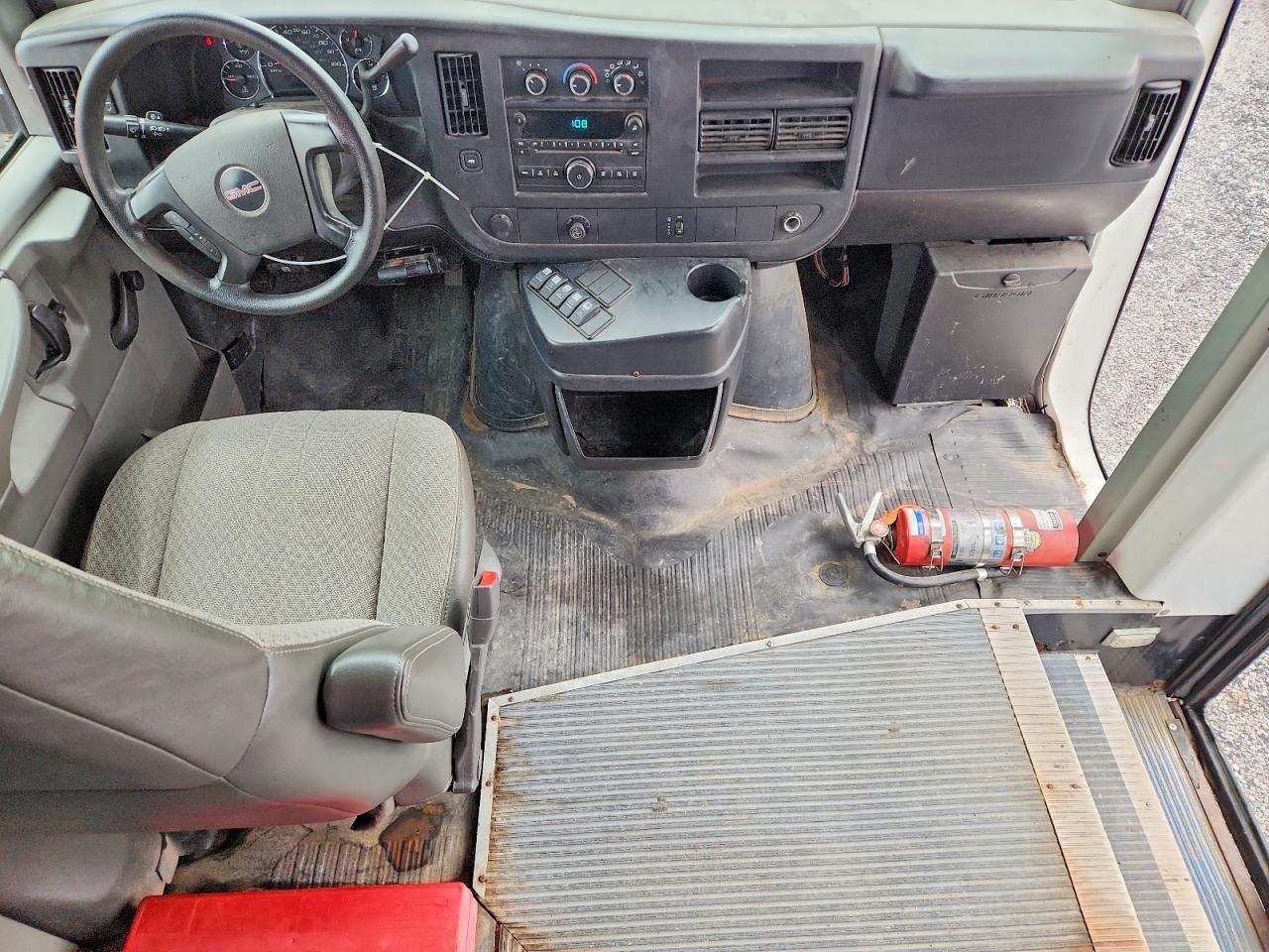 2009 GMC Savana Cutaway G3500