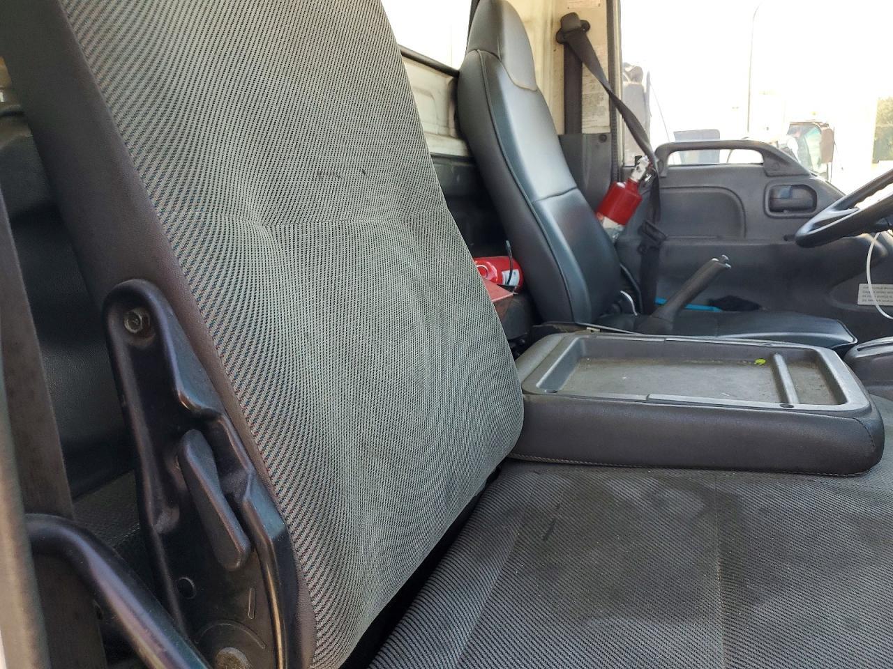 2005 Isuzu NPR-BOX Truck