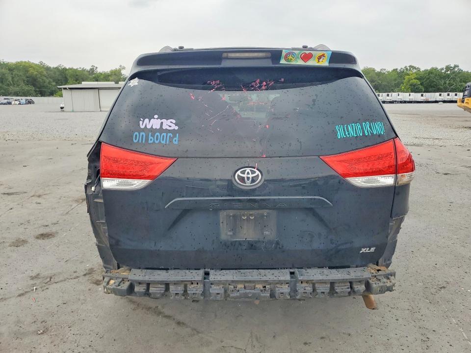 2012 Toyota Sienna xle 8-passenger