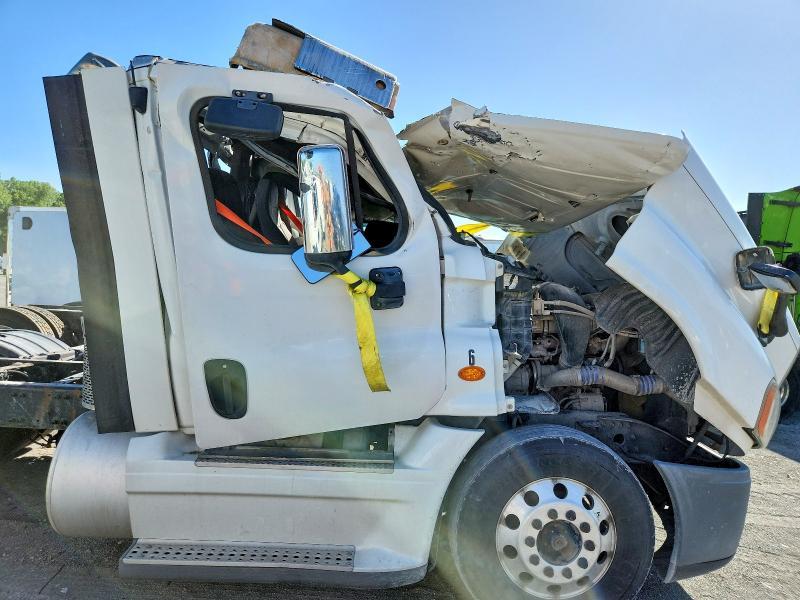 2013 Freightliner Cascadia Semi Truck