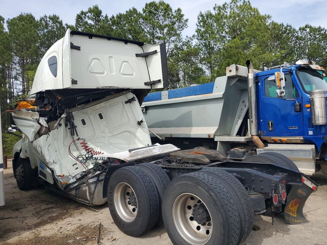 2021 Freigliner 2021 Freightliner Cascadia 126 Semi Truck