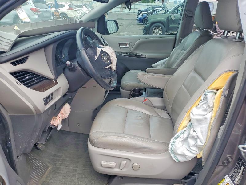 2015 Toyota Sienna xle 8-passenger