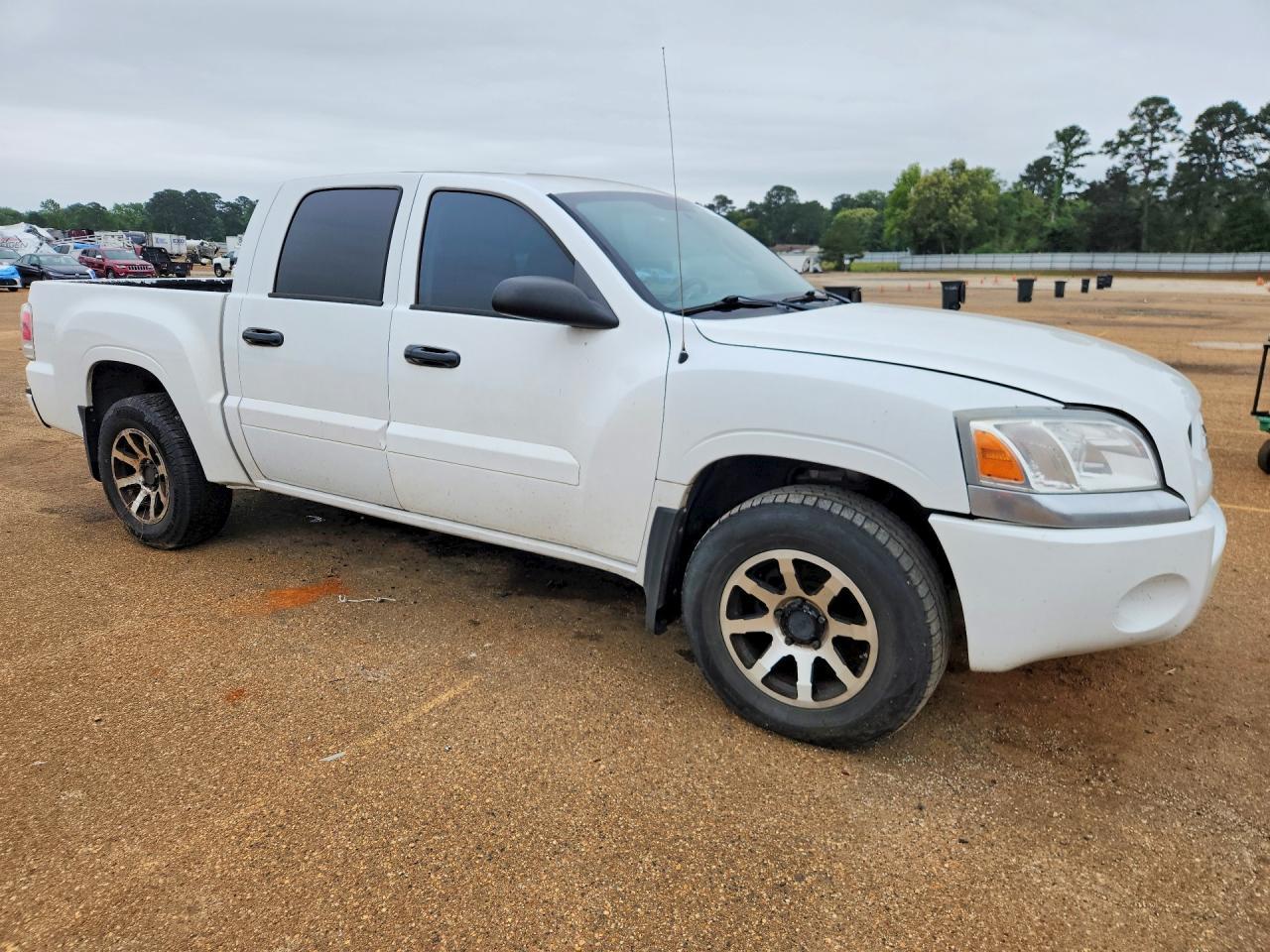 2008 Mitsubishi Raider LS