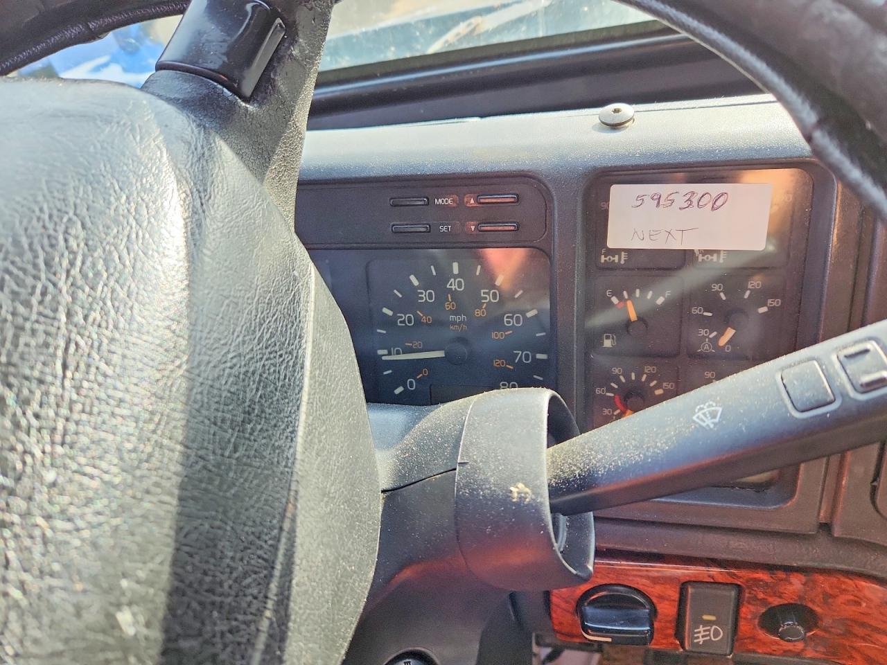 2000 Volvo VNL Semi Truck
