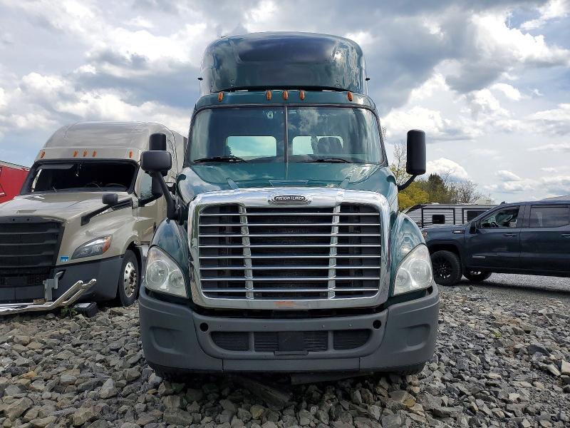 2018 Freigliner 2018 Freightliner Cascadia 113 Semi Truck