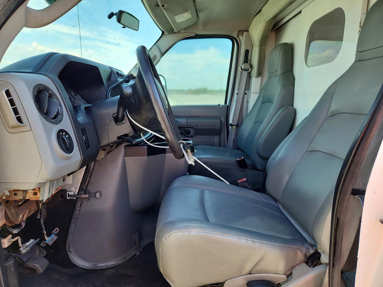 2013 Ford Econoline E350 Super Duty Cutaway Van