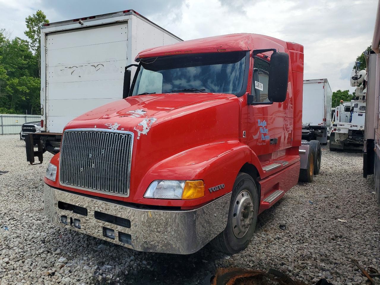 2000 Volvo VNL Semi Truck