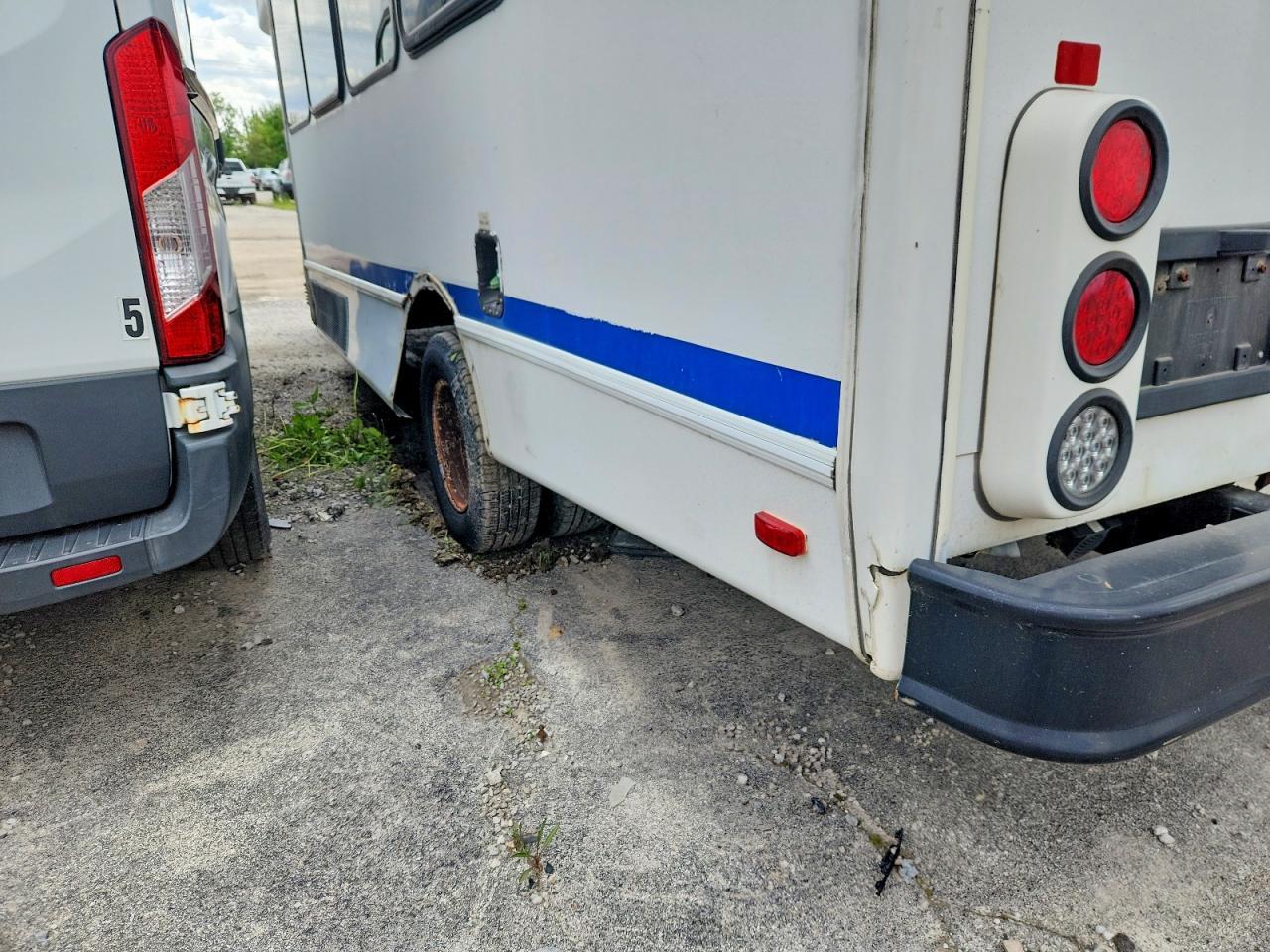 2010 Ford Econoline E450 Super Duty Cutaway Van