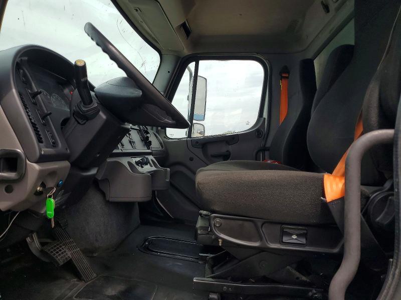 2020 Freigliner 2020 Freightliner Business Class M2 Refrigerated b